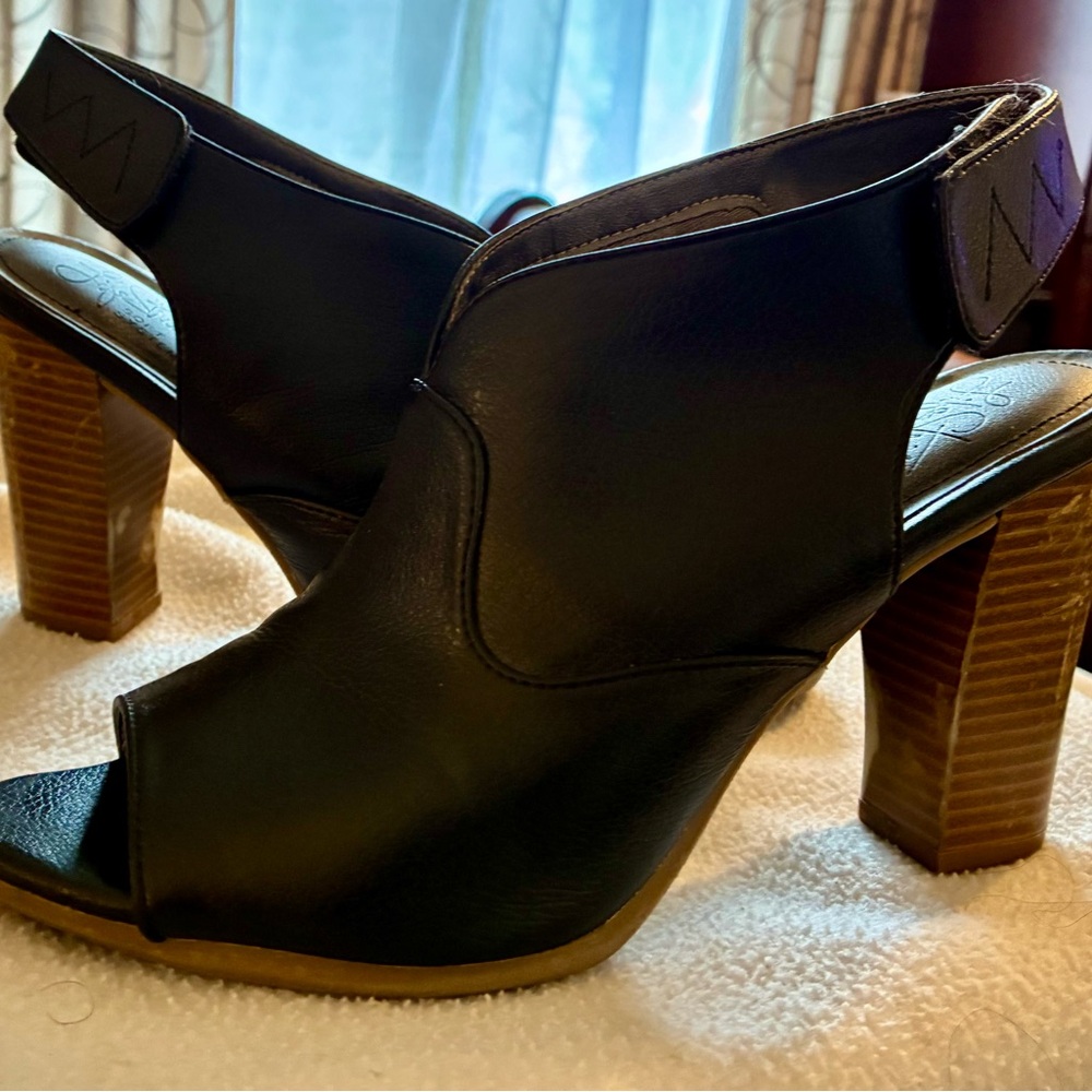 Life Stride 8.5 Black Peep Toe Adjustable Back Strap Stacked Wood Heel GUC